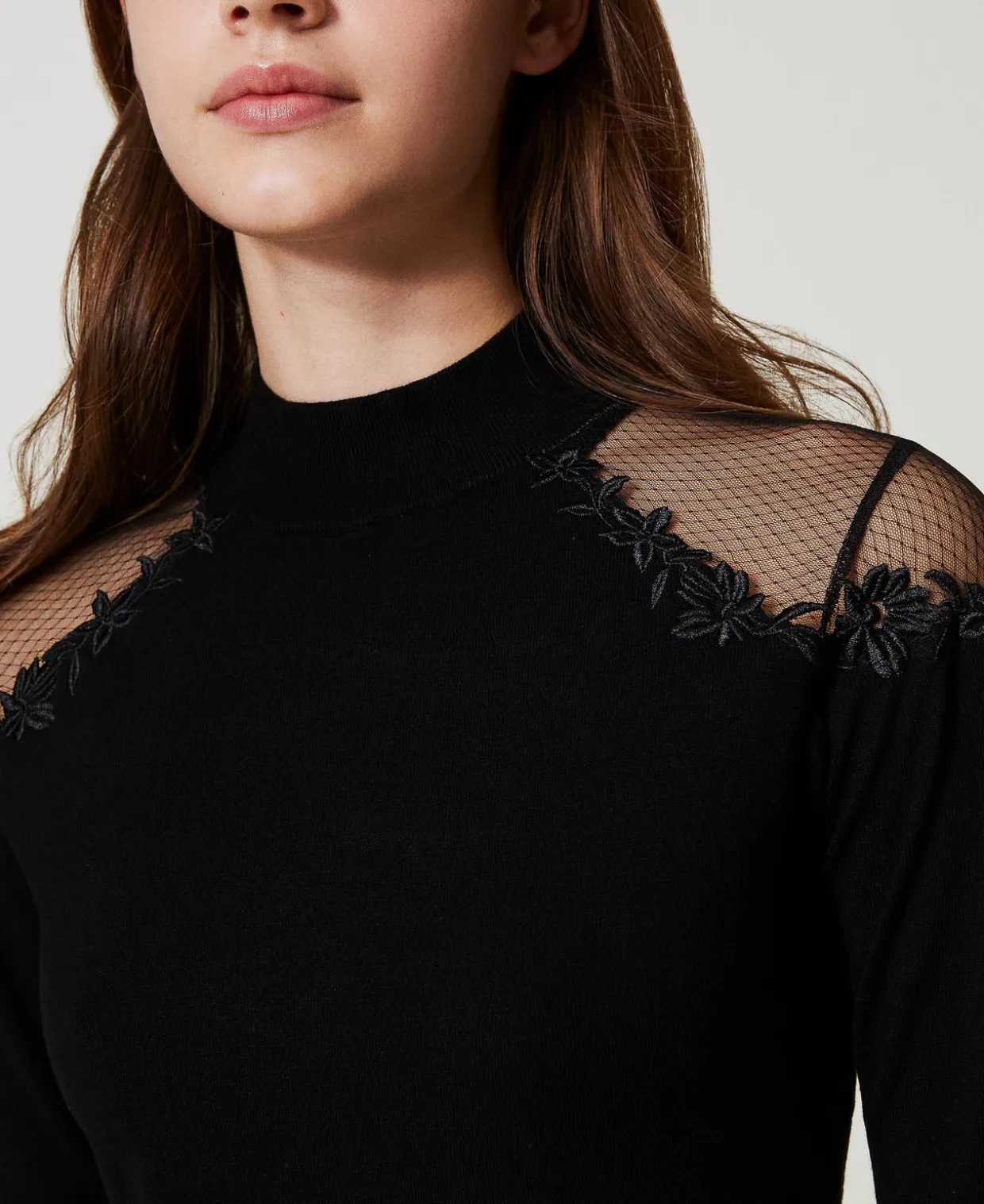 Pull Col Montant Avec Tulle Et Broderie
