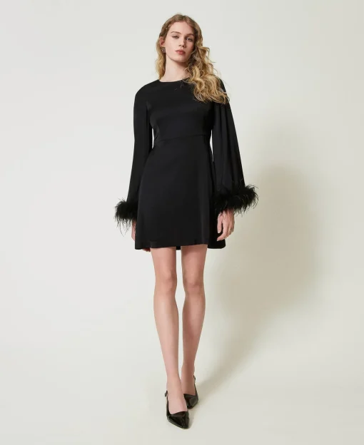 Robe Courte En Satin Avec Plumes