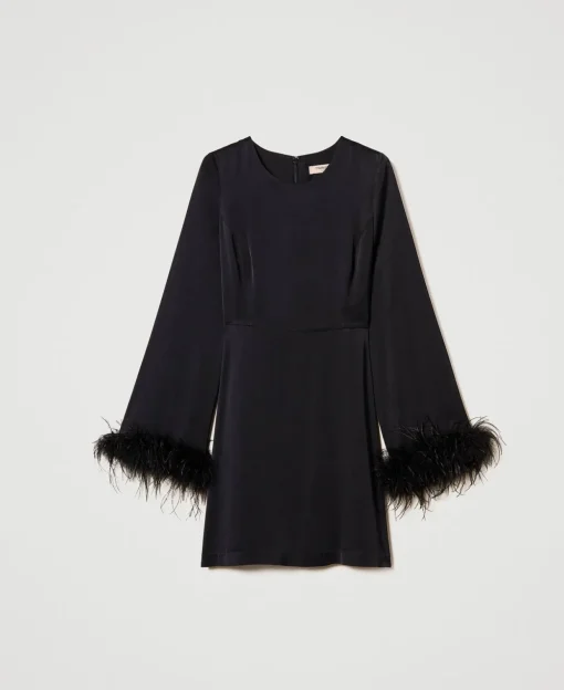 Robe Courte En Satin Avec Plumes