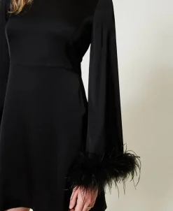 Robe Courte En Satin Avec Plumes
