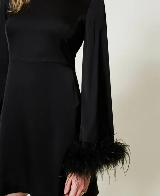 Robe Courte En Satin Avec Plumes