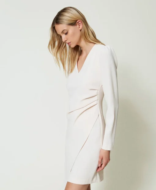 Robe Courte Avec Chaîne Oval T